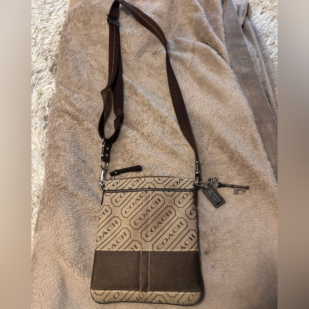 Coach cross body purse. Very good condition. Silver hardware.